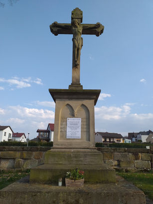 Kreuz auf dem katholischen Friedhof, Ostern